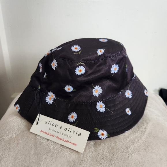 NWT Alice + Olivia Bucket Hat Womens One Size Black White Daisy All Over Print - Picture 1 of 8